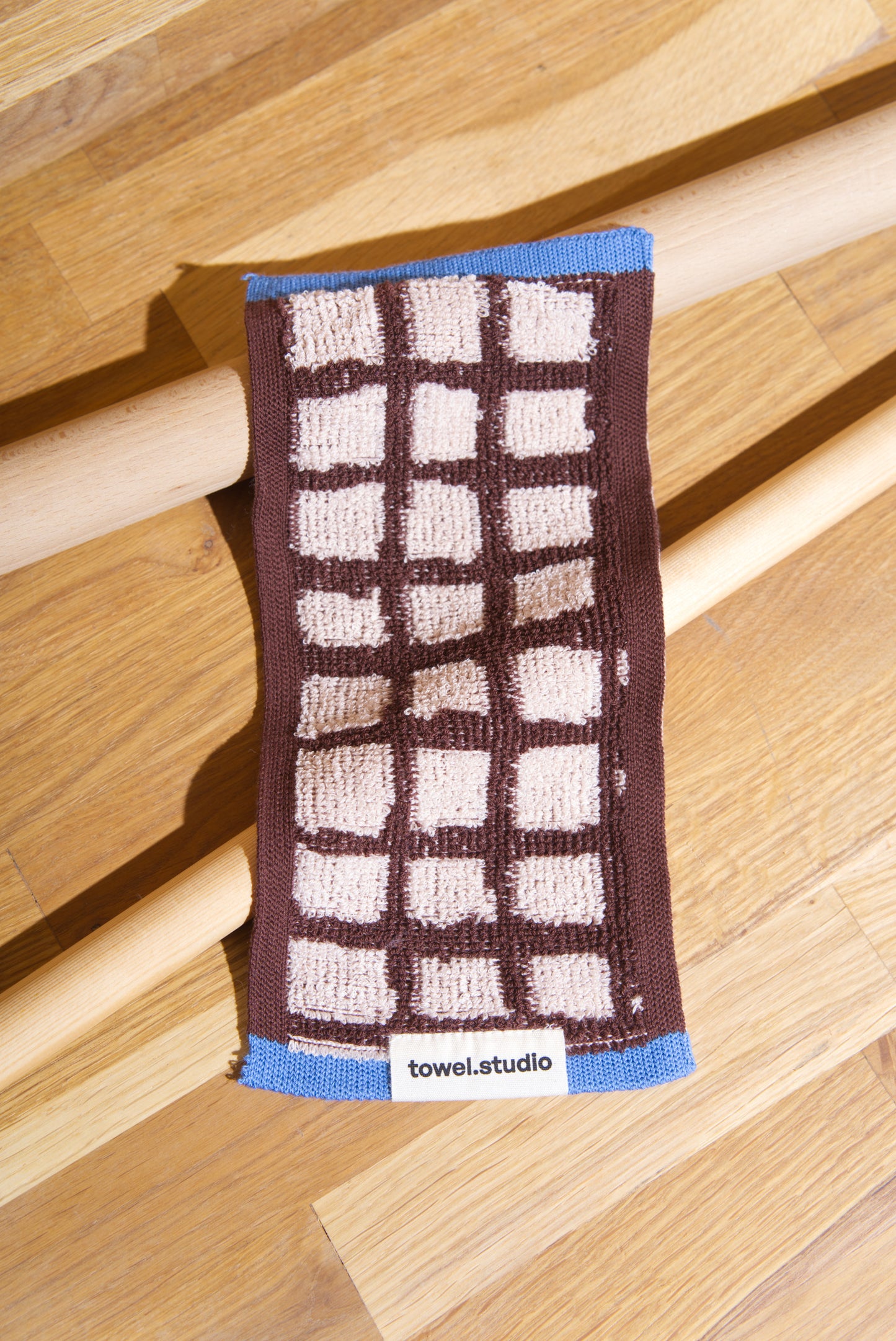 Bold Grid Pocket Towel | Mocha & Cream