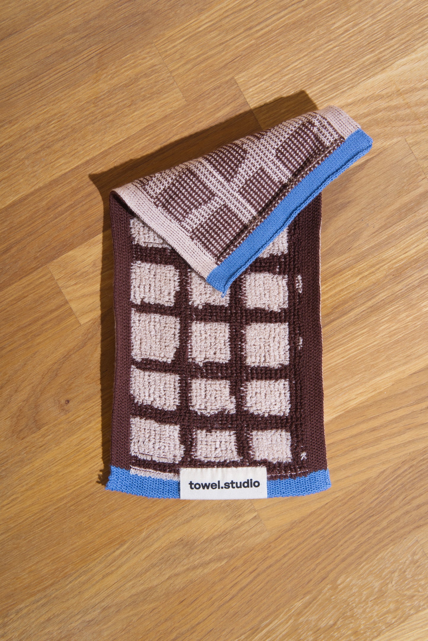 Bold Grid Pocket Towel | Mocha & Cream